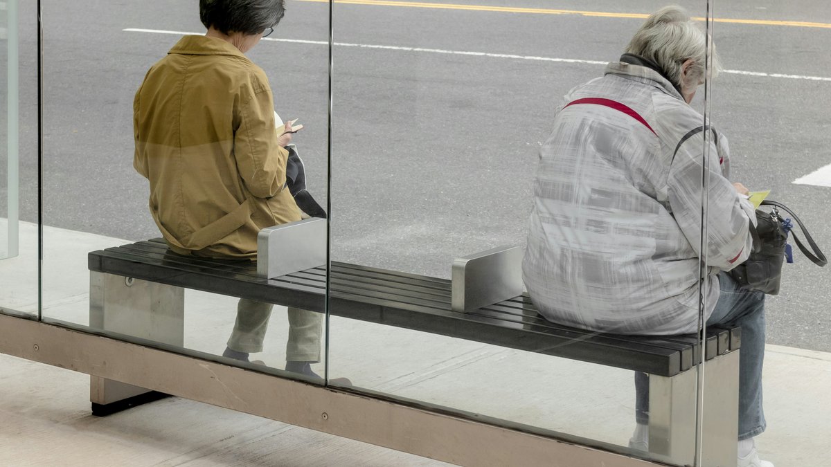 "의자 치우면 마약 사라지나?"… LA 맥아더 파크 버스정류장 벤치 철거에 주민·출퇴근러 폭발